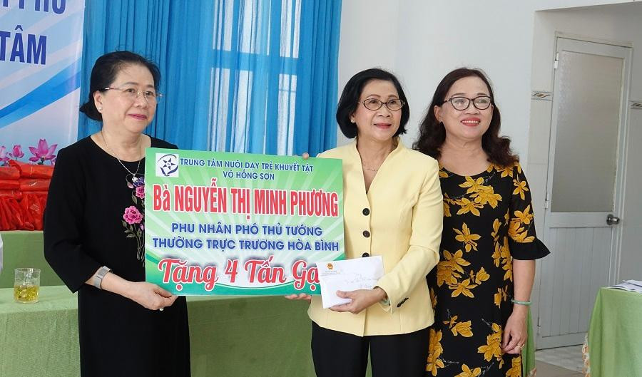 Phu nhân Phó Thủ tướng Trương Hoà Bình, bà Nguyễn Thị Minh Phương trao tặng 4 tấn gạo cho Trung tâm nuôi dạy trẻ khuyết tật Võ Hồng Sơn. Ảnh: Nguyễn Ngọc