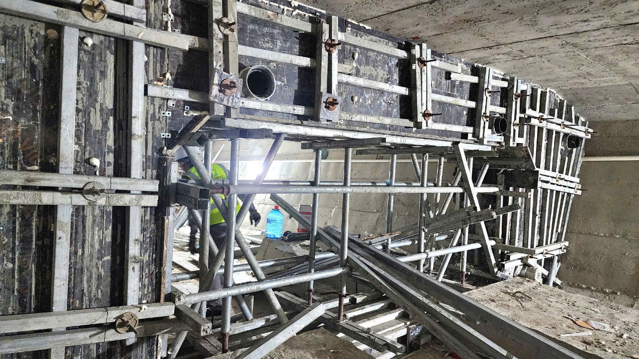 Không gian chật hẹp, việc thi công bê tông phức tạp, nhà thầu phải khoan các lỗ trên mặt cầu để bắn bê tông trực tiếp vào các vách ngăn.