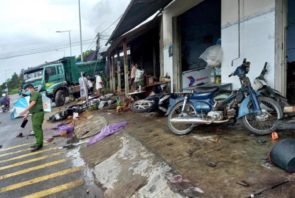 Hiện trường vụ tai nạn liên hoàn. Hiện trường vụ tai nạn liên hoàn.