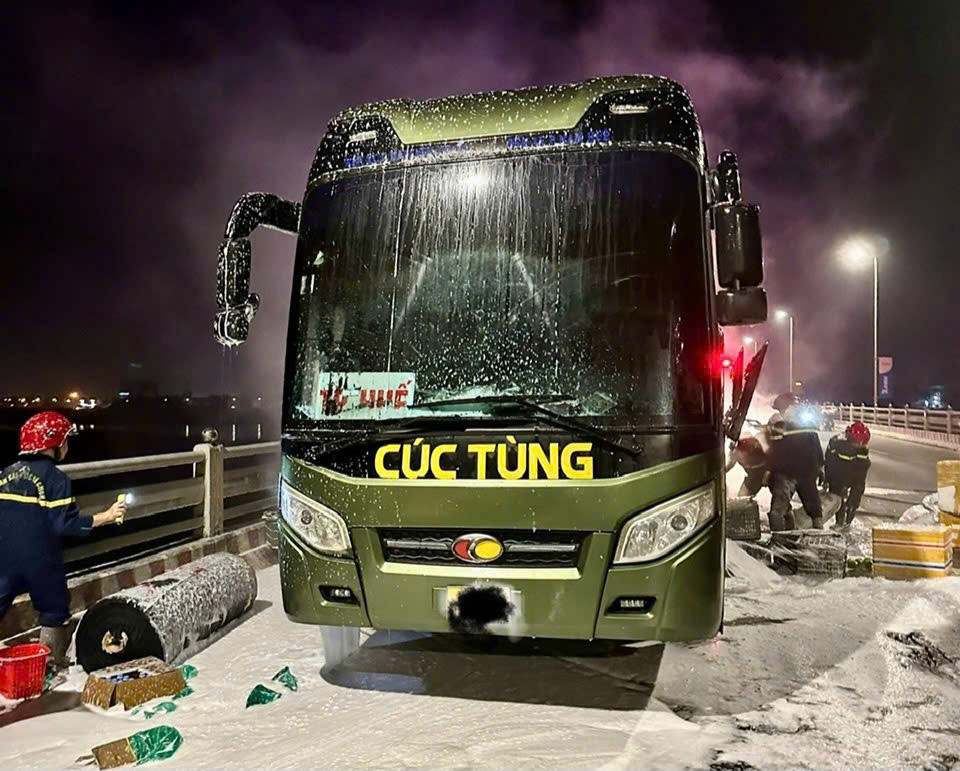 Hành lý trên xe bị thiệt hại nghiêm trọng. May mắn 24 người trên xe đều thoát nạn.