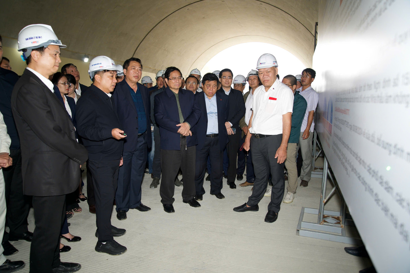 Thủ tướng nghe báo cáo, tiến độ thi công dự án cao tốc Quảng Ngãi - Hoài Nhơn.