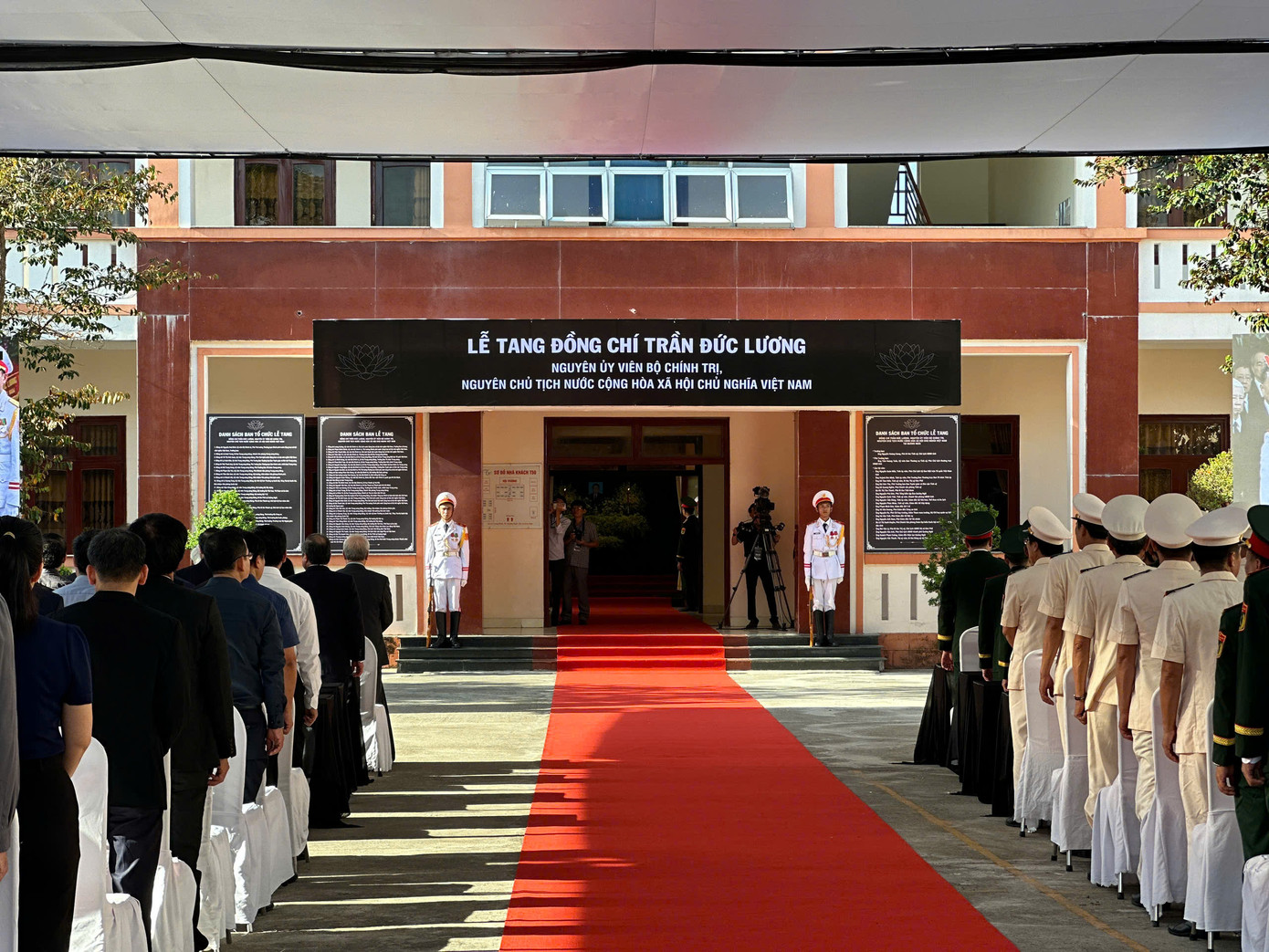 Đông đảo cán bộ, người dân, dâng hương tưởng nhớ nguyên Chủ tịch nước Trần Đức Lương. Đông đảo cán bộ, người dân, dâng hương tưởng nhớ nguyên Chủ tịch nước Trần Đức Lương.