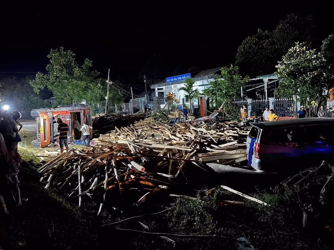 Toàn bộ lượng gỗ keo từ xe container đổ ra đường.