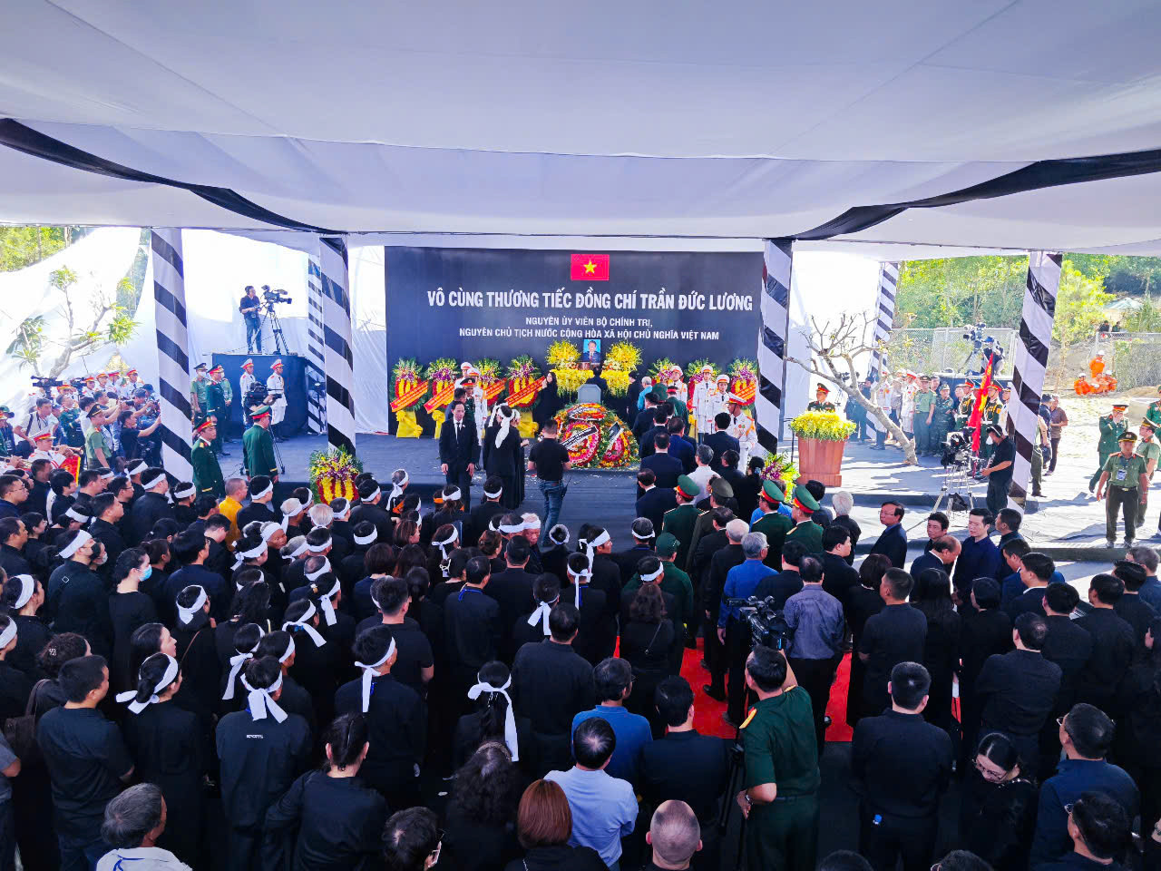 Phát biểu tại lễ an táng, ông Nguyễn Hòa Bình - Phó Thủ tướng Chính phủ, Trưởng Ban tổ chức lễ tang - cho biết, trong những ngày vừa qua, Lễ Quốc tang nguyên Chủ tịch nước Trần Đức Lương đã nhận được tình cảm quý trọng và niềm tiếc thương vô hạn của các đồng chí lãnh đạo, nguyên lãnh đạo Đảng, Nhà nước, Mặt trận Tổ quốc Việt Nam, của đồng bào, đồng chí và bạn bè quốc tế.