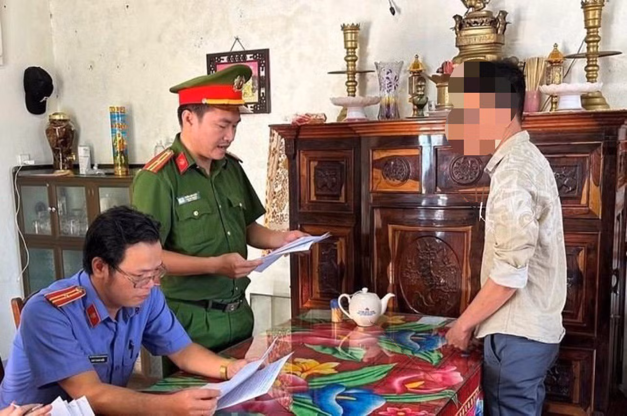 Cơ quan CSĐT Công an thị xã Đức Phổ đọc lệnh bắt tạm giam đối tượng Nguyễn Lê Ninh. Ảnh: CACC