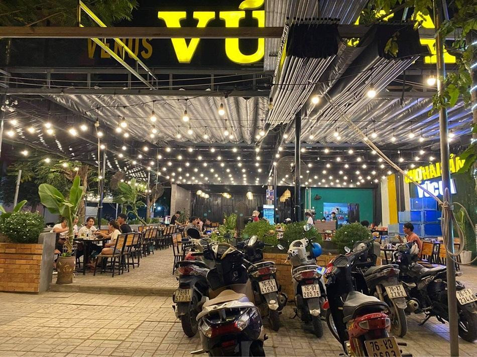 Người dân TP Quảng Ngãi không được ra khỏi nhà từ 21 giờ ngày hôm trước đến 5 giờ ngày hôm sau.