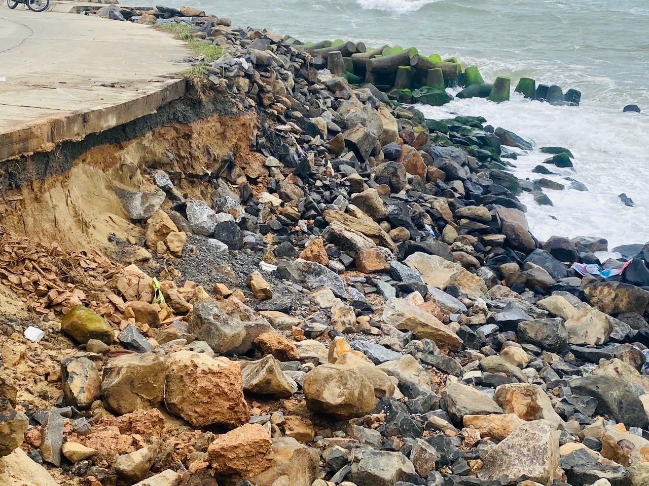 Một đoạn bờ kè chống sạt lở bờ biển ở xã An Phú (thành phố Quảng Ngãi) đã bị sóng lớn gây sạt lở. Một đoạn bờ kè chống sạt lở bờ biển ở xã An Phú (thành phố Quảng Ngãi) đã bị sóng lớn gây sạt lở.