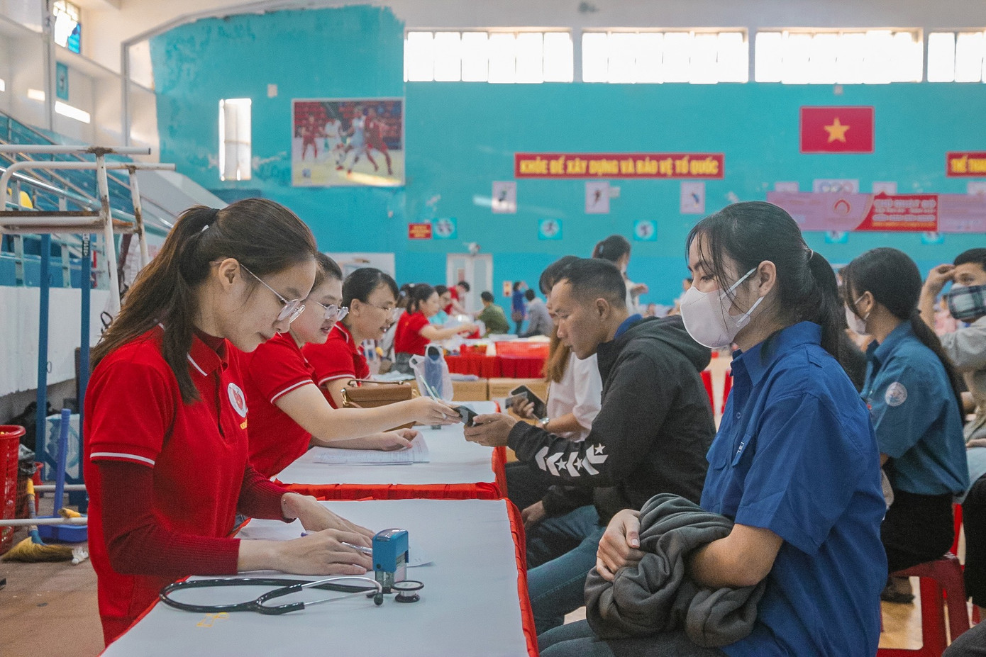 Đây là lần đầu tiên Báo Tiền Phong phối hợp tổ chức Ngày hội hiến máu Chủ Nhật Đỏ tại tỉnh Quảng Ngãi. Với thông điệp “Hiến máu cứu người - Sinh mệnh của bạn và tôi”, Ngày hội Chủ Nhật Đỏ đã thu hút đông đảo cán bộ, sinh viên các trường đại học, cao đẳng, khối LLVT đã tình nguyện đăng ký tham gia hiến máu.