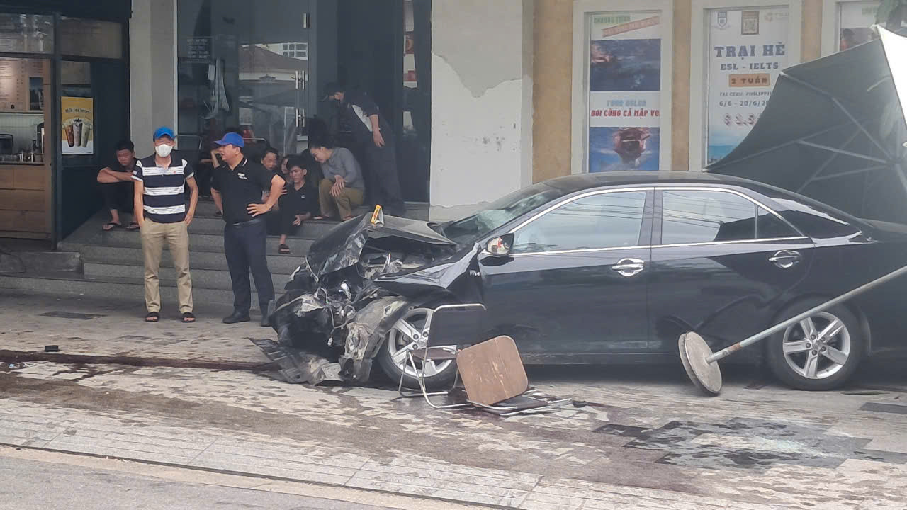 Hai xe bị biến dạng.