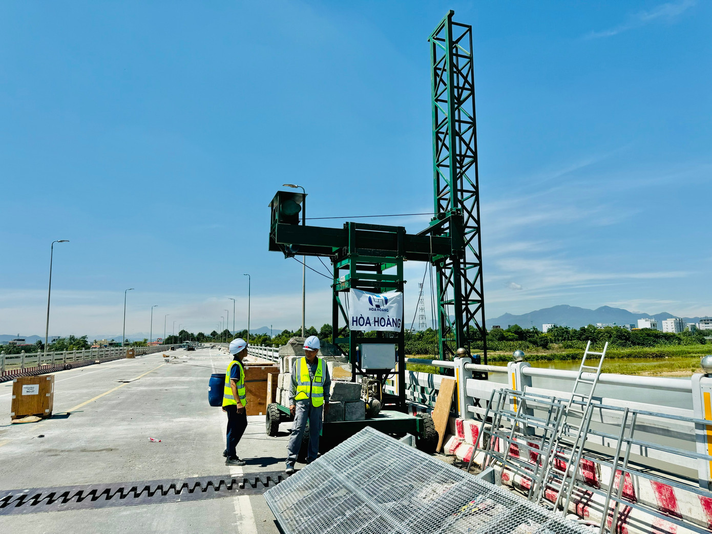 “Đơn vị huy động 8 bộ kích loại 350 tấn để phục vụ kéo căng cáp, trong khi hồ sơ được chủ đầu tư phê duyệt chỉ 2 bộ. Đồng thời, huy động nhiều thiết bị cơ giới hạng nặng khác và bố trí 40 nhân công chia làm 3 ca thi công cả ngày lẫn đêm dù công địa thi công khá chật hẹp”, ông Sửu nói thêm.