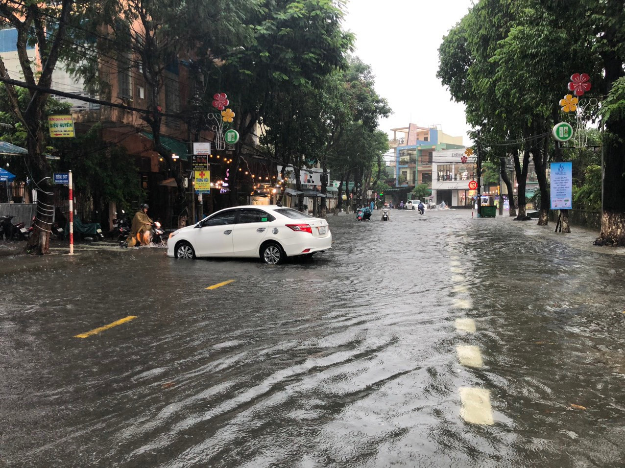 Mưa lớn kéo dài khiến nhiều tuyến đường trung tâm TP Quảng Ngãi ngập sâu... Mưa lớn kéo dài khiến nhiều tuyến đường trung tâm TP Quảng Ngãi ngập sâu...