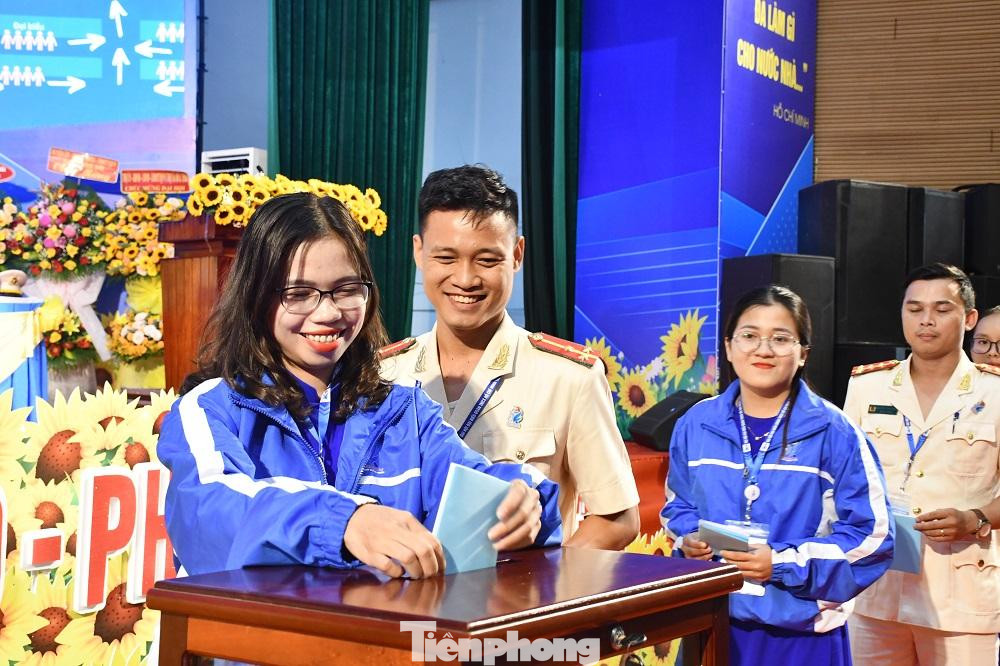 Các đại biểu bỏ phiếu.