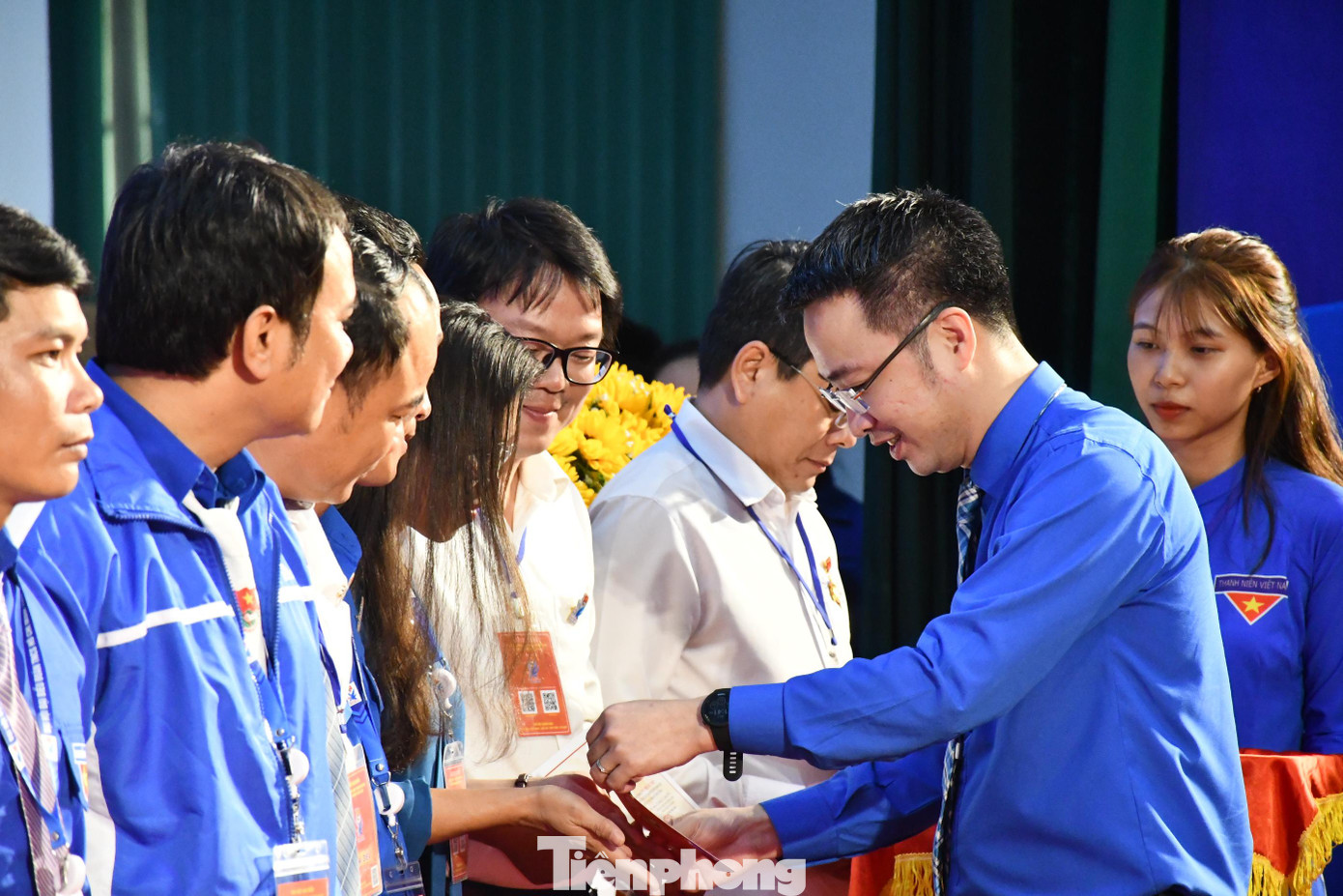 Anh Nguyễn Tường Lâm trao Kỷ niệm chương &quot;Vì thế hệ trẻ&quot; của T.Ư Đoàn tặng các đại biểu có nhiều cống hiến cho công tác Đoàn