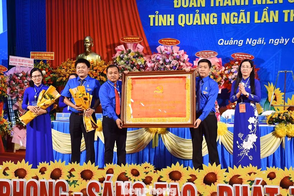 Tỉnh ủy, Hội đồng Nhân dân, Ủy ban Nhân dân tỉnh Quảng Ngãi tặng Đoàn TNCS Hồ Chí Minh tỉnh Quảng Ngãi, nhiệm kỳ 2022 - 2027, bức trướng: “Tuổi trẻ Quảng Ngãi: Khát vọng - Tiên phong - Sáng tạo - Phát triển và Hội nhập”.