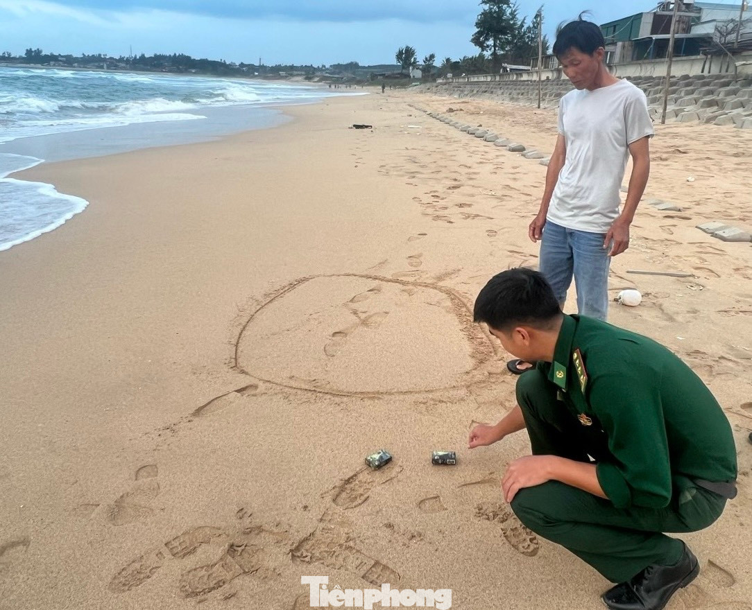 Ngày 4/1, ông Võ Văn Tèo (46 tuổi, trú thôn Phước Thiện, xã Bình Hải, huyện Bình Sơn) phát hiện gần 3kg ma túy cocaine dạt vào bờ biển. Ngày 4/1, ông Võ Văn Tèo (46 tuổi, trú thôn Phước Thiện, xã Bình Hải, huyện Bình Sơn) phát hiện gần 3kg ma túy cocaine dạt vào bờ biển.