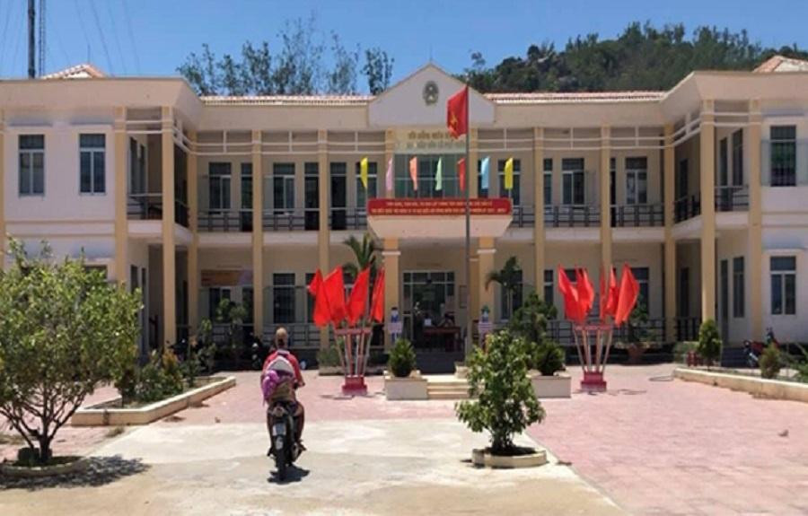 Trụ sở UBND xã Phổ Châu trở thành điểm cách ly tập trung cho 31 cán bộ nhân viên của xã này. Trụ sở UBND xã Phổ Châu trở thành điểm cách ly tập trung cho 31 cán bộ nhân viên của xã này.