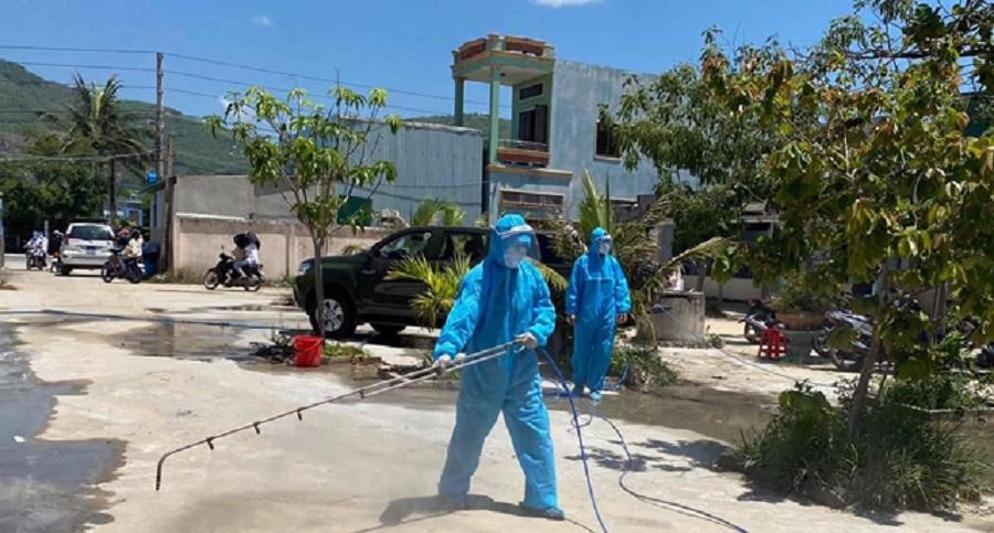 Nghành y tế Quảng Ngãi thực hiện việc khử khuẩn xung quanh những nơi có ca nhiễm COVID-19. Nghành y tế Quảng Ngãi thực hiện việc khử khuẩn xung quanh những nơi có ca nhiễm COVID-19.