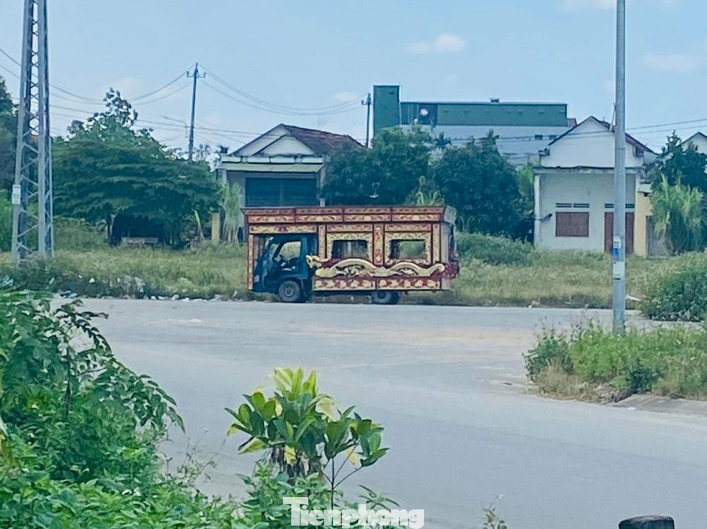 Dịch vụ mai táng chờ ngay trước Bệnh viện Lao và bệnh Phổi Quảng Ngãi.