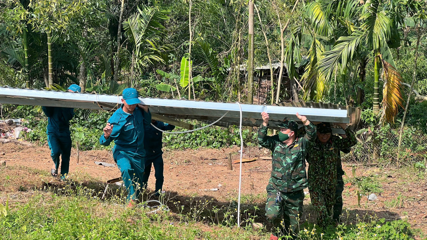 Những ngôi nhà còn có thể “cứu” thì được lợp lại ngay trong ngày... Những ngôi nhà còn có thể “cứu” thì được lợp lại ngay trong ngày...