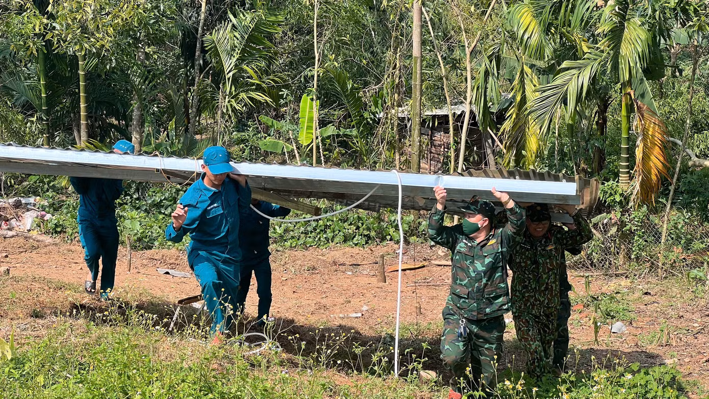 Những ngôi nhà còn có thể “cứu” thì được lợp lại ngay trong ngày... Những ngôi nhà còn có thể “cứu” thì được lợp lại ngay trong ngày...
