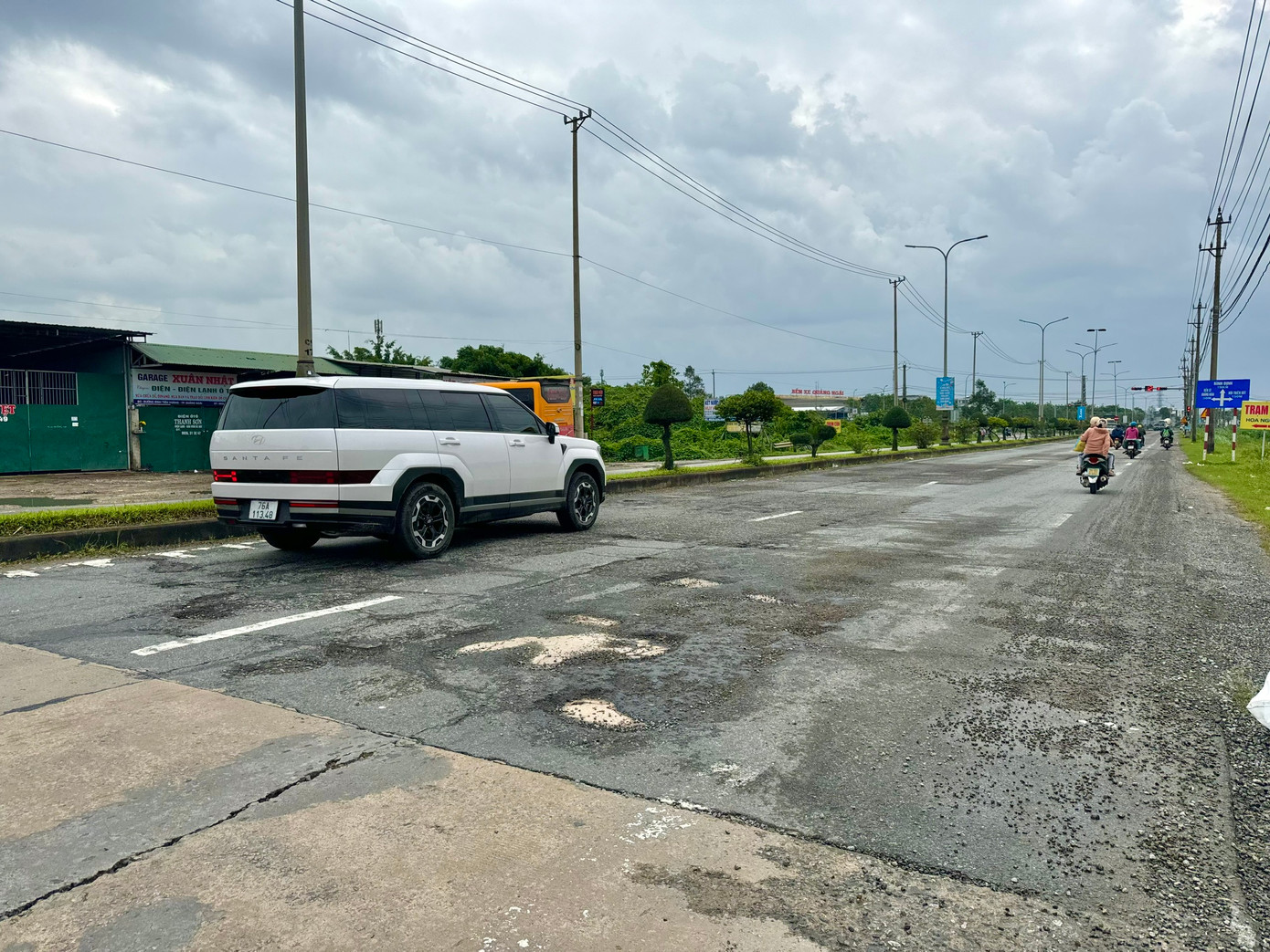 Mặt đường bị bong tróc, lồi lõm.