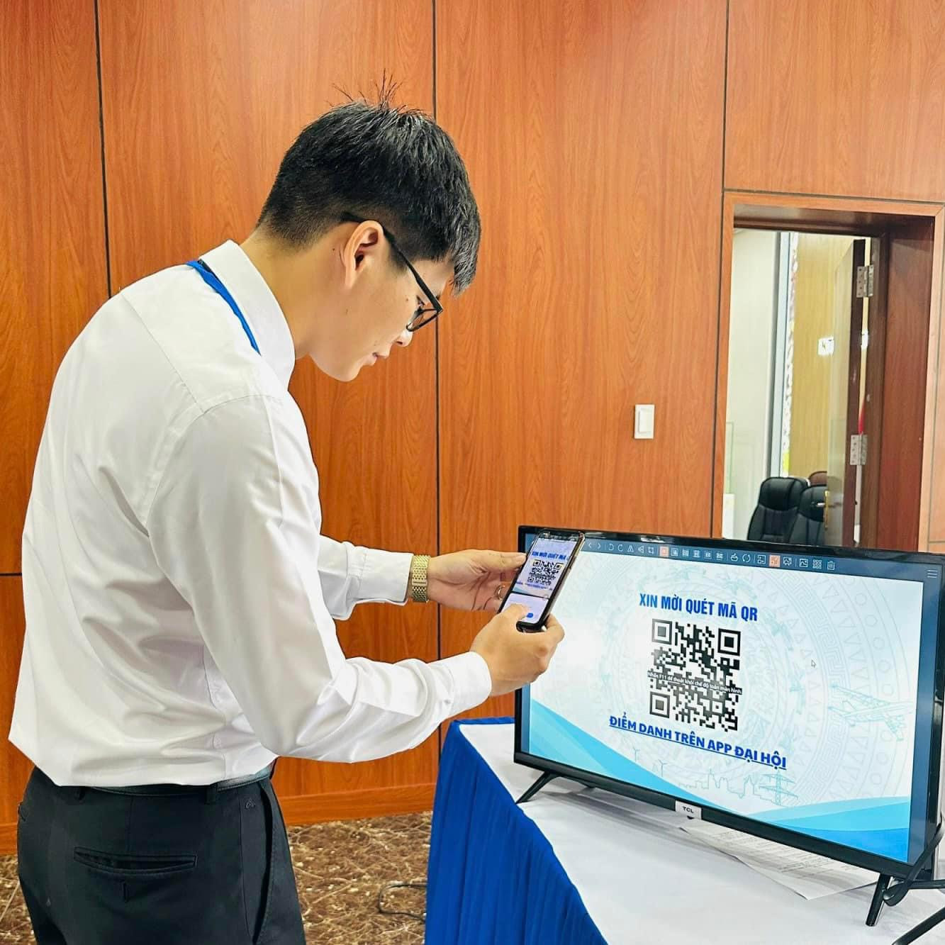 Đại biểu dùng app Đại hội Hội Sinh viên Việt Nam quét mã QR để điểm danh. Đại biểu dùng app Đại hội Hội Sinh viên Việt Nam quét mã QR để điểm danh.