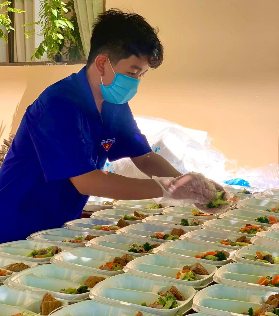 Phân bổ thức ăn cho từng hộp cơm.