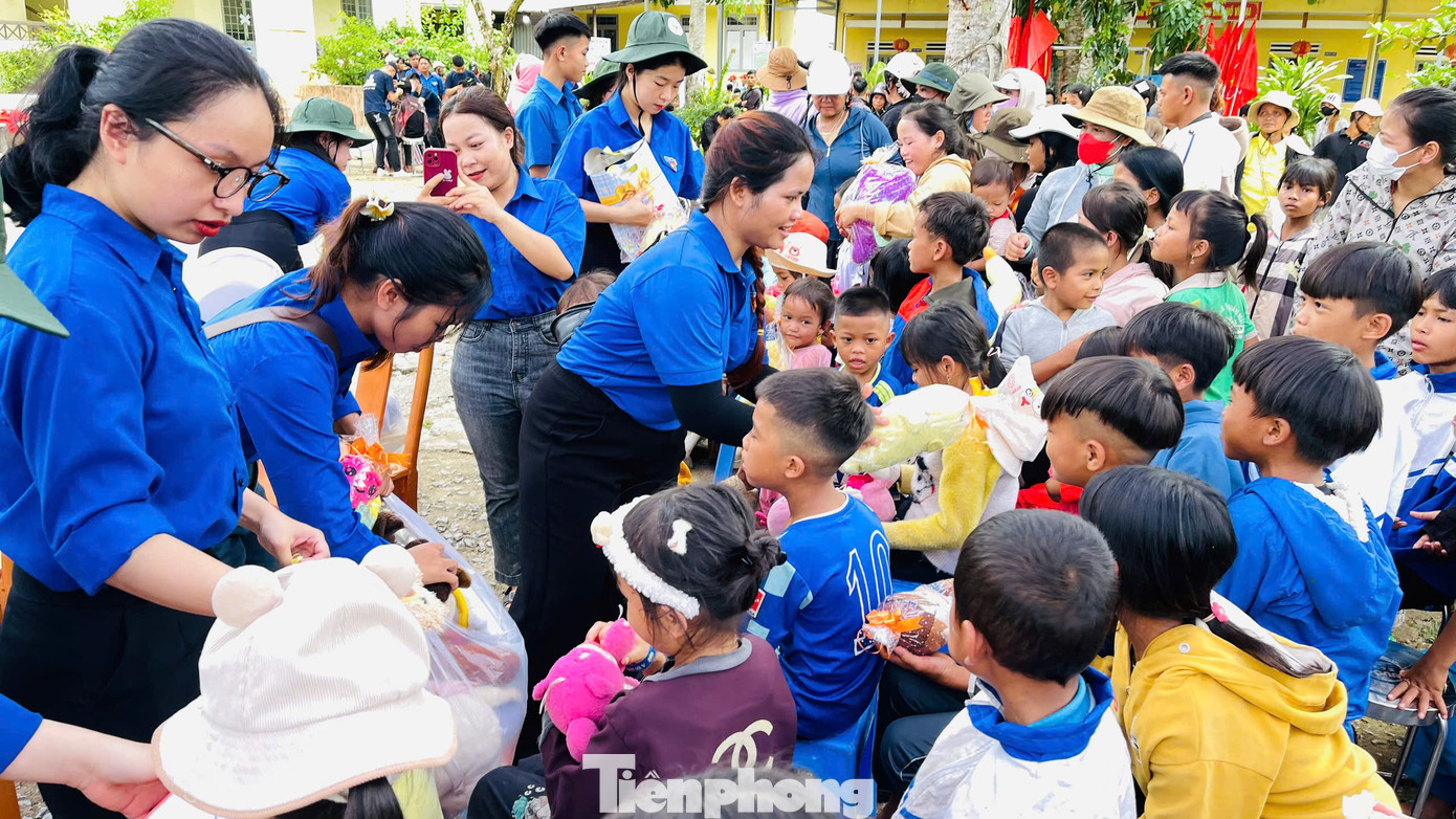 Nhiều học sinh hào hứng khi được nhận quà từ các anh chị ĐVTN. Nhiều học sinh hào hứng khi được nhận quà từ các anh chị ĐVTN.