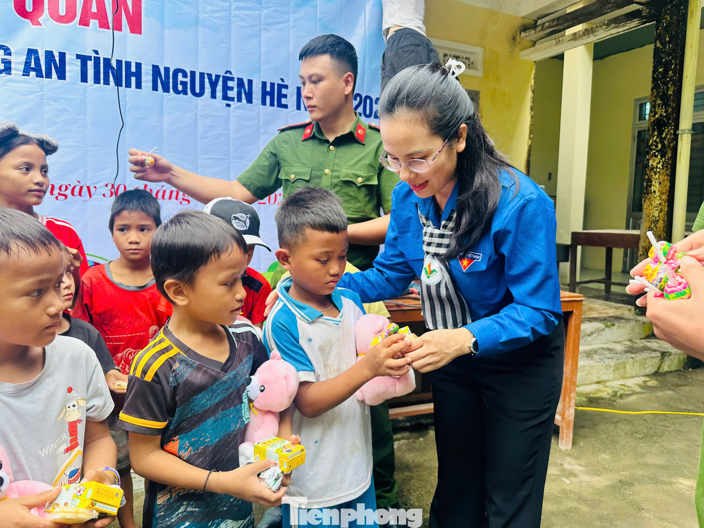 Tặng quà cho trẻ em vùng cao. Tặng quà cho trẻ em vùng cao.