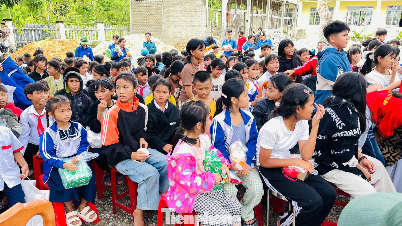 Nhiều học sinh hào hứng khi được nhận quà từ các anh chị ĐVTN. Nhiều học sinh hào hứng khi được nhận quà từ các anh chị ĐVTN.