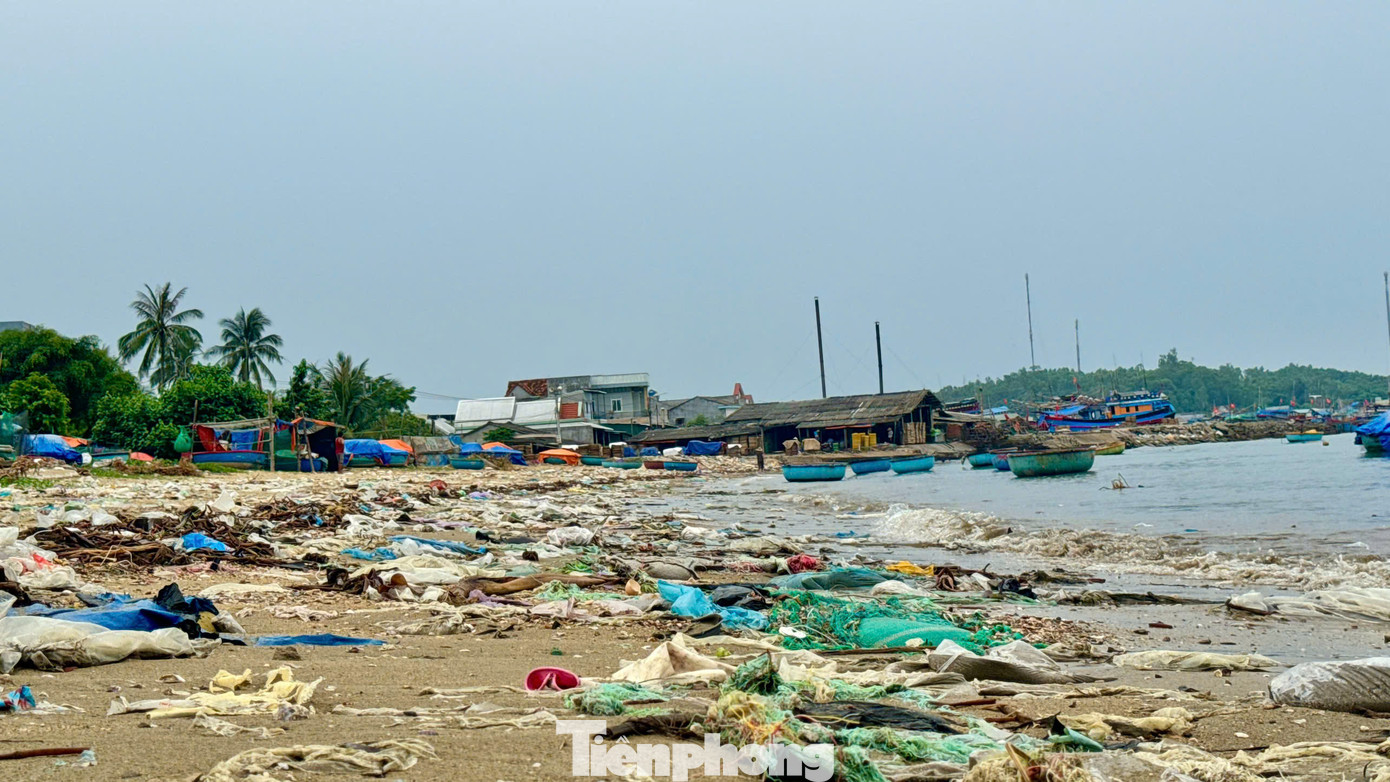 Rác thải nhuộm đen, trải dài bờ biển gần 300m. Ảnh: Nguyễn Ngọc