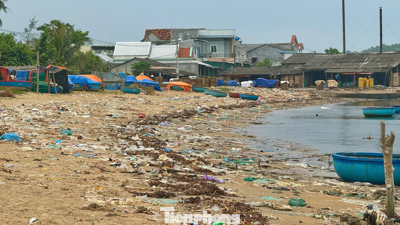 Rác thải nhuộm đen, trải dài bờ biển gần 300m. Ảnh: Nguyễn Ngọc