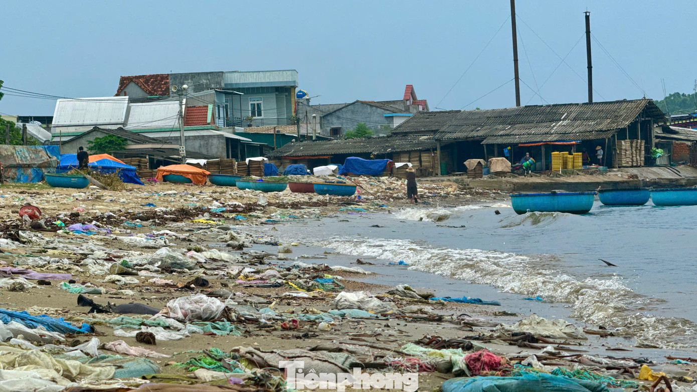 Suốt nhiều năm qua, tình trạng rác thải “bủa vây” khu vực bờ biển thôn An Vĩnh (xã Tịnh Kỳ, TP. Quảng Ngãi, tỉnh Quảng Ngãi) chưa bao giờ được xử lý dứt điểm, khu vực này trở thành “điểm đen” về ô nhiễm môi trường. Ảnh: Nguyễn Ngọc