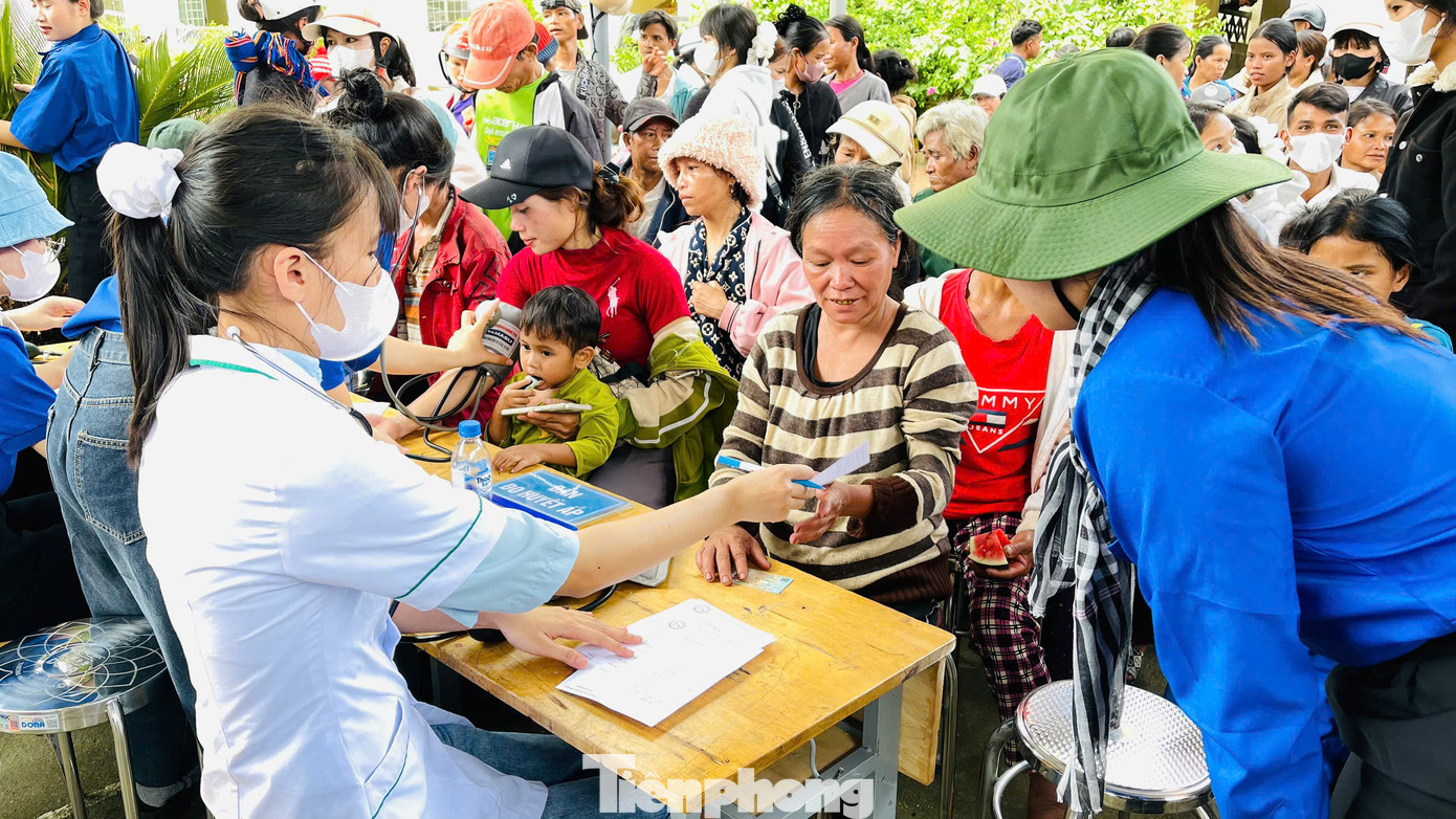 Khám bệnh, tư vấn sức khỏe và phát thuốc miễn phí cho 400 người dân có hoàn cảnh khó khăn tại xã Đăk Nên. Khám bệnh, tư vấn sức khỏe và phát thuốc miễn phí cho 400 người dân có hoàn cảnh khó khăn tại xã Đăk Nên.