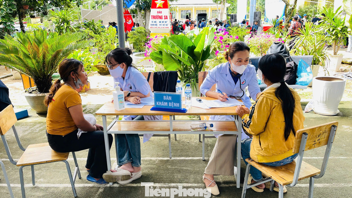 Khám bệnh, tư vấn sức khỏe và phát thuốc miễn phí cho 400 người dân có hoàn cảnh khó khăn tại xã Đăk Nên. Khám bệnh, tư vấn sức khỏe và phát thuốc miễn phí cho 400 người dân có hoàn cảnh khó khăn tại xã Đăk Nên.