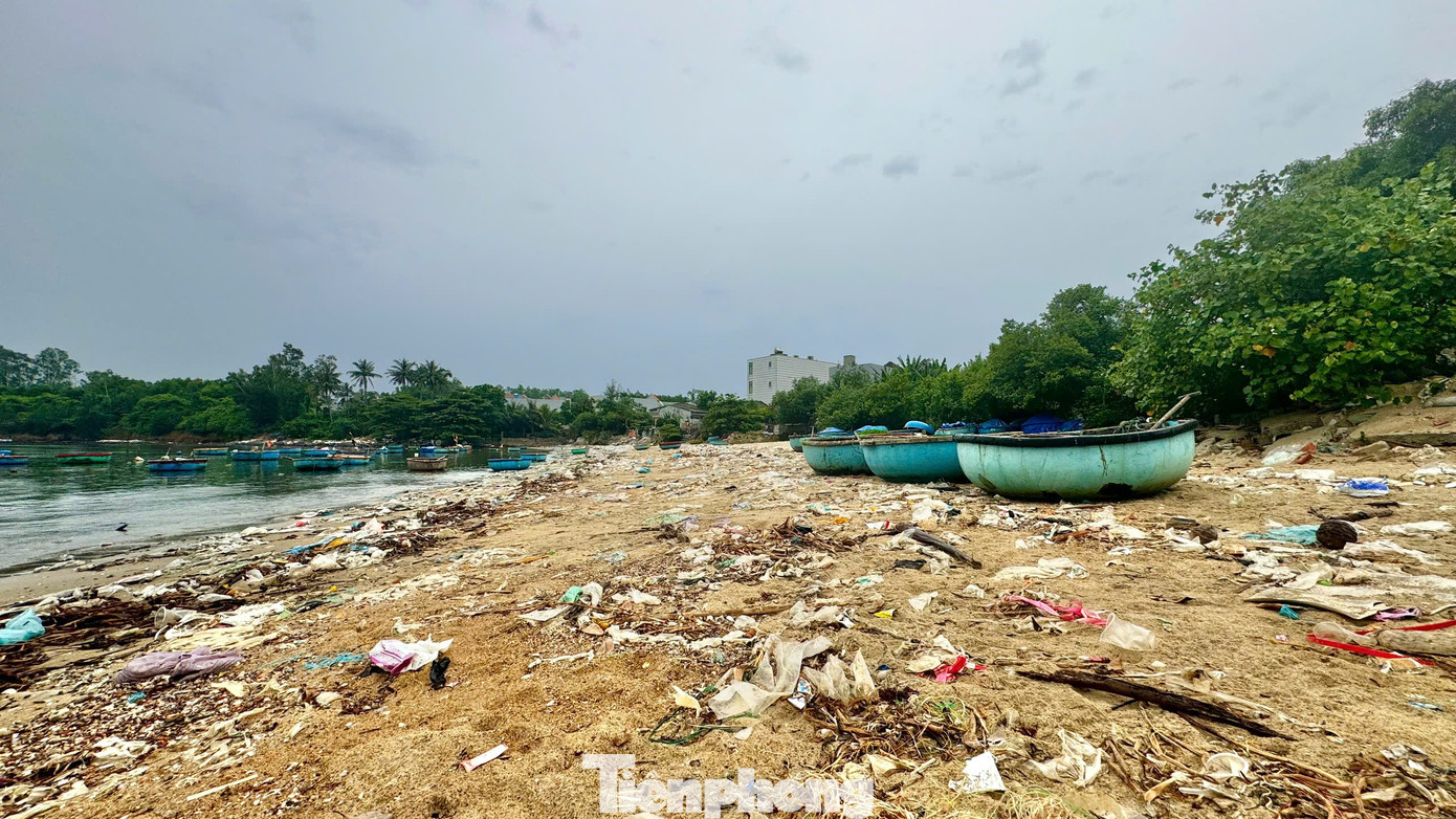 Rác thải nhuộm đen, trải dài bờ biển gần 300m. Ảnh: Nguyễn Ngọc