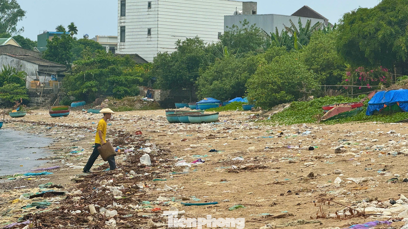 Để giải quyết tình trạng ô nhiễm môi trường tại khu vực bờ biển An Vĩnh, chính quyền địa phương và các hội, đoàn thể cùng UBND TP. Quảng Ngãi đã nhiều lần ra quân dọn dẹp. Nhưng rác thải vẫn tiếp tục bủa vây sau những trận mưa lớn hoặc sau bão, gây ô nhiễm môi trường, làm ảnh hưởng đến đời sống của người dân địa phương. Ảnh: Nguyễn Ngọc