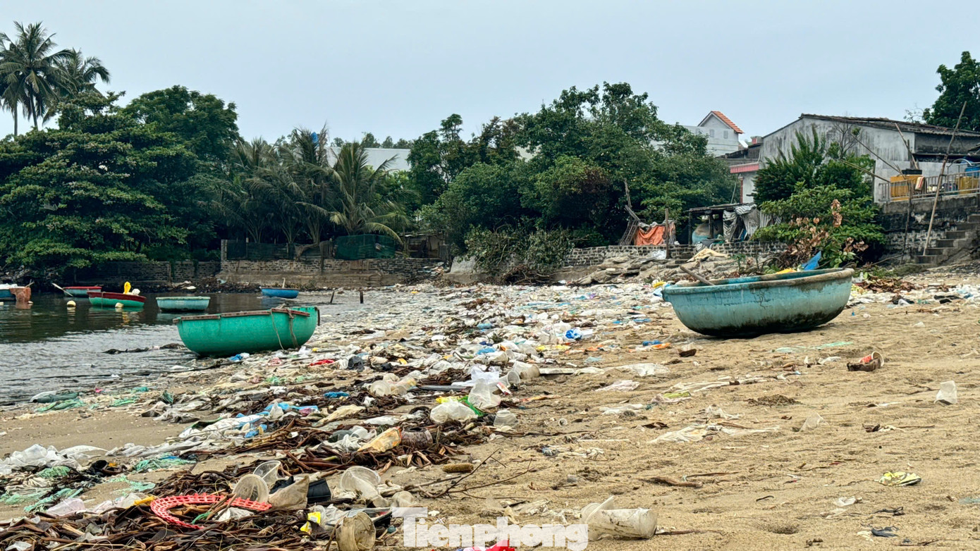 Mỗi năm, hàng tấn rác thải từ các dòng sông, suối từ thượng nguồn trôi về biển. Sóng biển lại đẩy ngược vào rồi “tập kết” rác trên bờ biển thôn An Vĩnh khiến nơi đây trở thành “vũng rác”. Ảnh: Nguyễn Ngọc