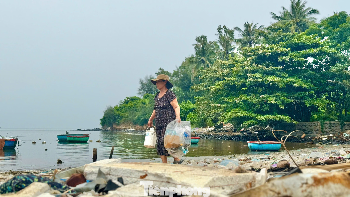 Theo một số người dân, tình trạng rác thải “bủa vây” không chỉ bây giờ mới diễn ra mà đã suốt nhiều năm qua. Người dân ra quân thu gom chỉ sau một vài ngày thì đâu lại vào đó. Ảnh: Nguyễn Ngọc
