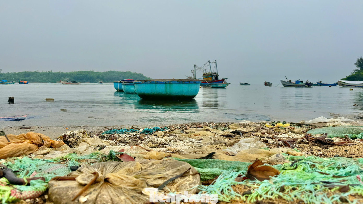 Không chỉ bị “tra tấn” môi trường, tình trạng rác thải phủ kín bờ biển đã ảnh hưởng không nhỏ đến việc ra khơi của ngư dân địa phương. Ảnh: Nguyễn Ngọc
