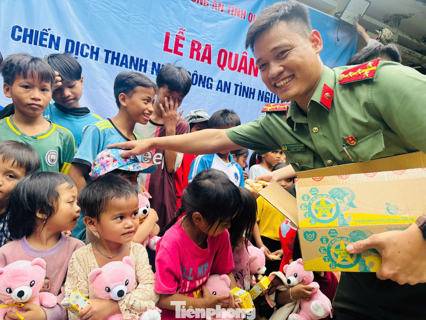 Tặng quà cho trẻ em vùng cao. Tặng quà cho trẻ em vùng cao.