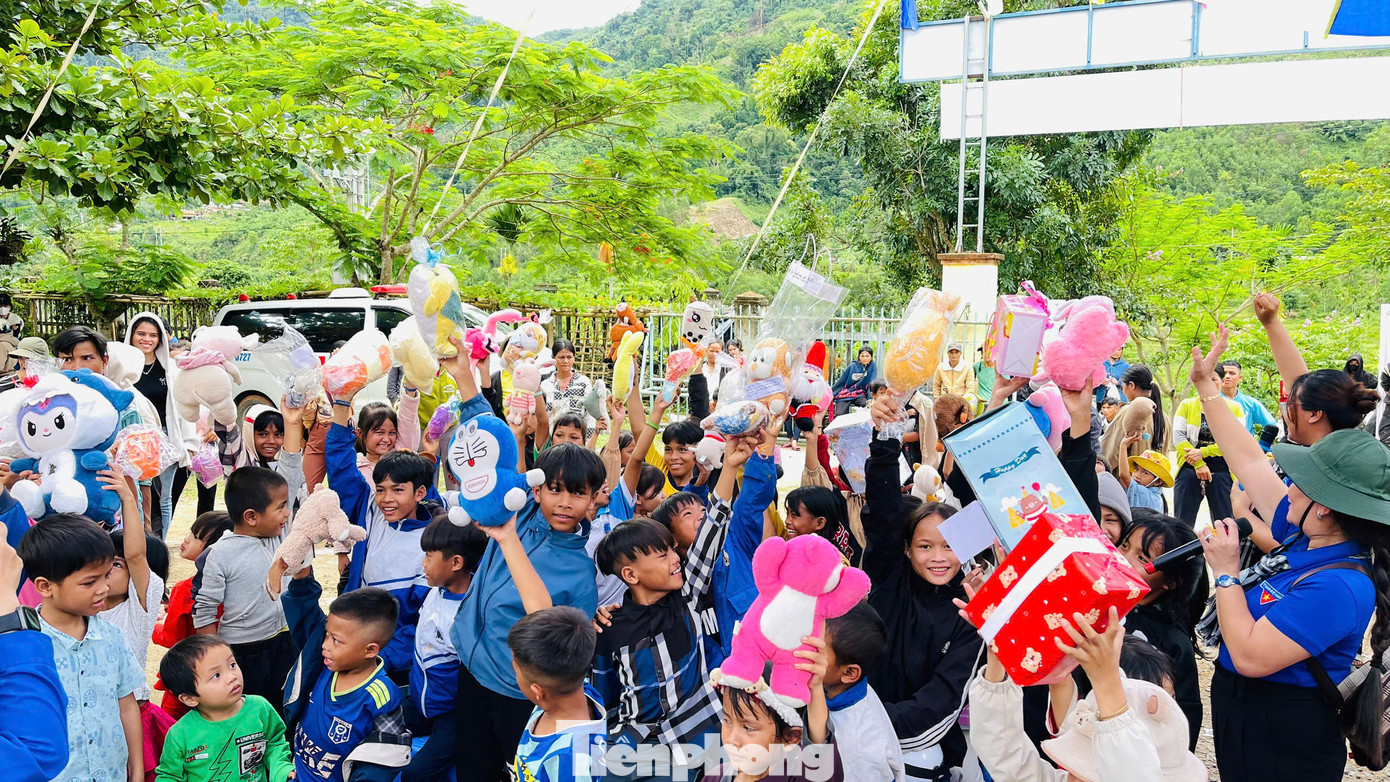 Nhiều học sinh hào hứng khi được nhận quà từ các anh chị ĐVTN. Nhiều học sinh hào hứng khi được nhận quà từ các anh chị ĐVTN.