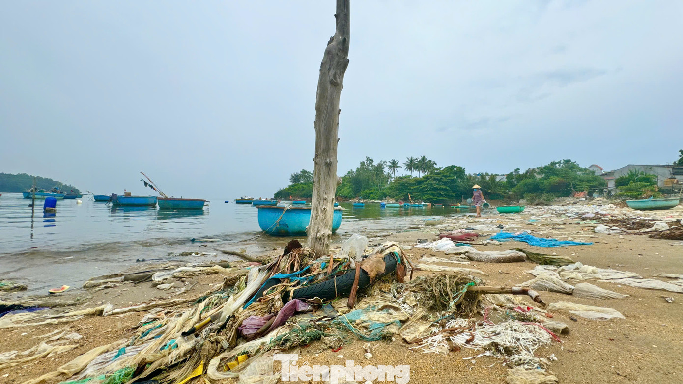 Không chỉ bị “tra tấn” môi trường, tình trạng rác thải phủ kín bờ biển đã ảnh hưởng không nhỏ đến việc ra khơi của ngư dân địa phương. Ảnh: Nguyễn Ngọc