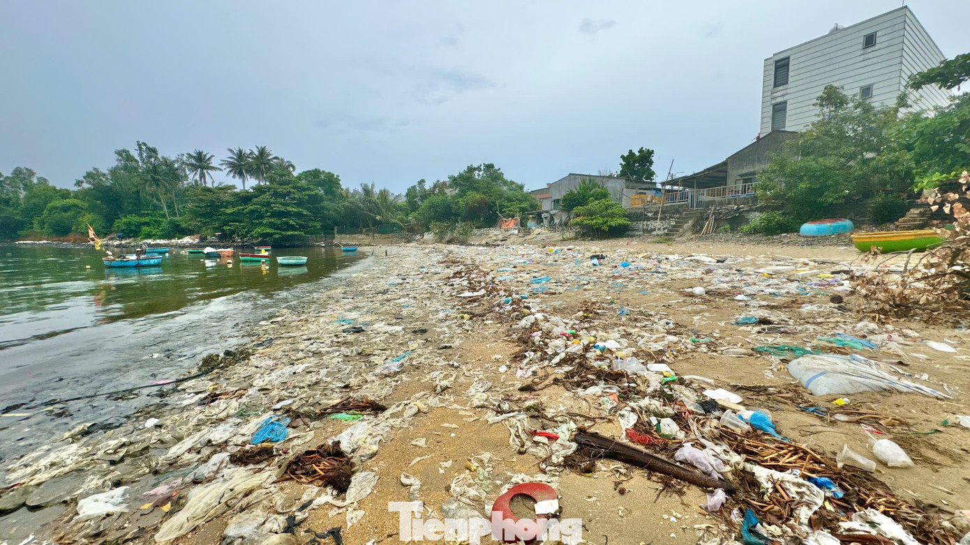 Mỗi năm, hàng tấn rác thải từ các dòng sông, suối từ thượng nguồn trôi về biển. Sóng biển lại đẩy ngược vào rồi “tập kết” rác trên bờ biển thôn An Vĩnh khiến nơi đây trở thành “vũng rác”. Ảnh: Nguyễn Ngọc