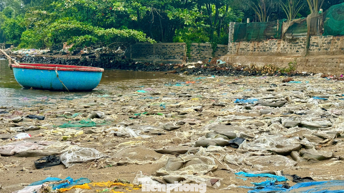 “Số lượng rác thải tấp về bờ biển An Vĩnh nhiều vô kể. Người dân đã nhiều lần tổ chức ra quân dọn dẹp nhưng đâu lại vào đấy”, ông Nguyễn Văn Chương (trú thôn An Vĩnh, xã Tịnh Kỳ) nói. Ảnh: Nguyễn Ngọc