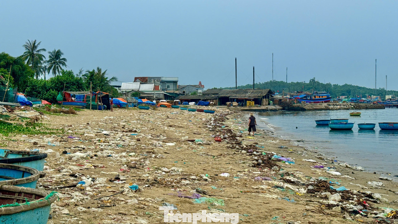 Suốt nhiều năm qua, tình trạng rác thải “bủa vây” khu vực bờ biển thôn An Vĩnh (xã Tịnh Kỳ, TP. Quảng Ngãi, tỉnh Quảng Ngãi) chưa bao giờ được xử lý dứt điểm, khu vực này trở thành “điểm đen” về ô nhiễm môi trường. Ảnh: Nguyễn Ngọc