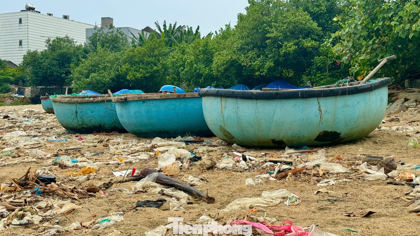Không chỉ bị “tra tấn” môi trường, tình trạng rác thải phủ kín bờ biển đã ảnh hưởng không nhỏ đến việc ra khơi của ngư dân địa phương. Ảnh: Nguyễn Ngọc