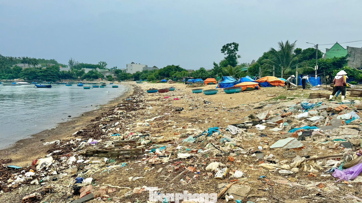 Để giải quyết tình trạng ô nhiễm môi trường tại khu vực bờ biển An Vĩnh, chính quyền địa phương và các hội, đoàn thể cùng UBND TP. Quảng Ngãi đã nhiều lần ra quân dọn dẹp. Nhưng rác thải vẫn tiếp tục bủa vây sau những trận mưa lớn hoặc sau bão, gây ô nhiễm môi trường, làm ảnh hưởng đến đời sống của người dân địa phương. Ảnh: Nguyễn Ngọc