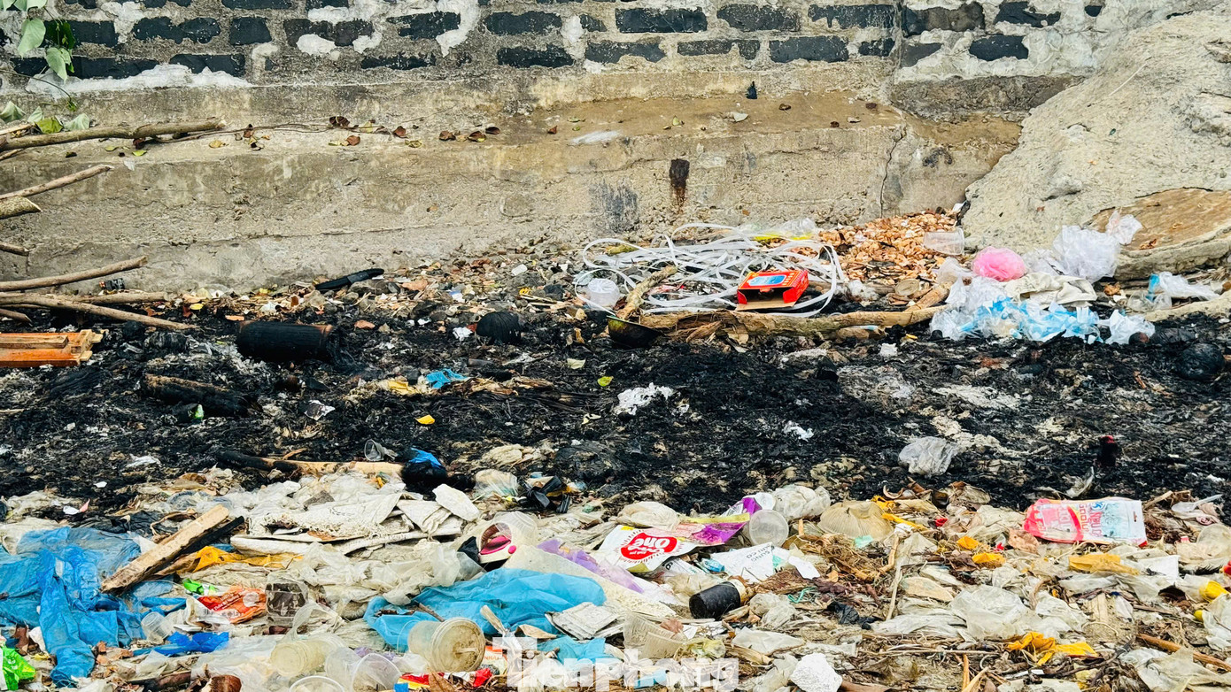 Một số đoạn, rác chất thành từng đống, bốc mùi hôi thối nồng nặc, khiến nhiều hộ dân sinh sống sát bờ biển ám ảnh, kinh hãi. Ảnh: Nguyễn Ngọc