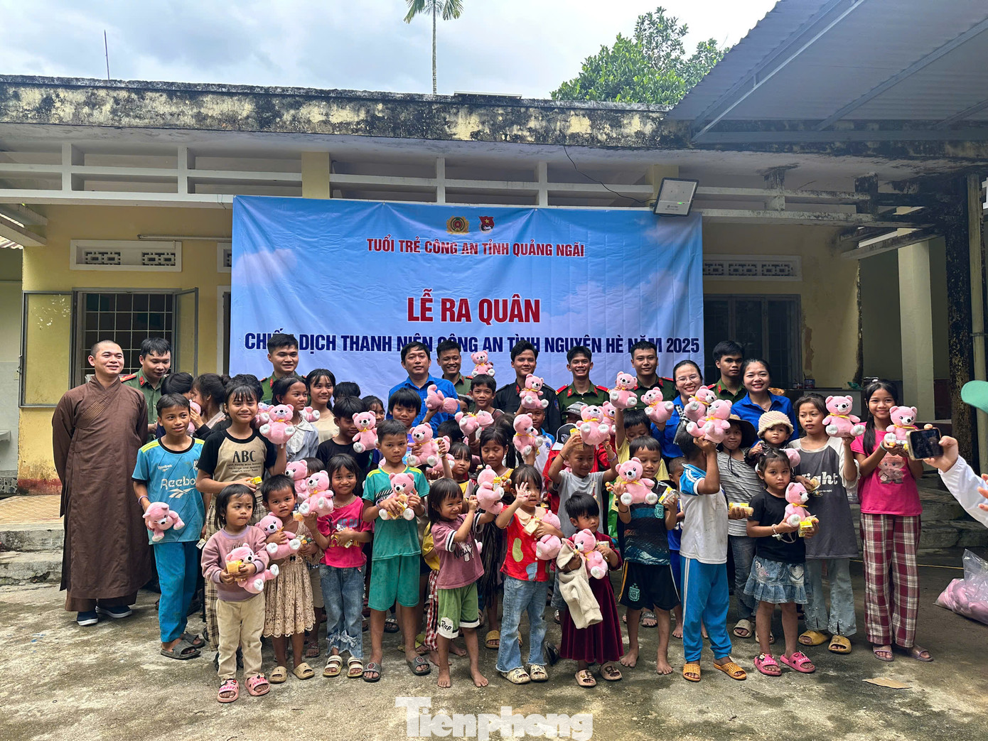 Tặng quà cho trẻ em vùng cao. Tặng quà cho trẻ em vùng cao.